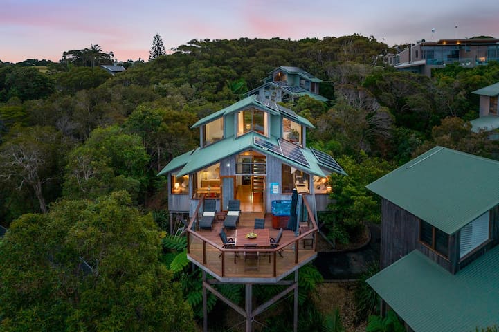 Sandpiper private treehouse with deck spa