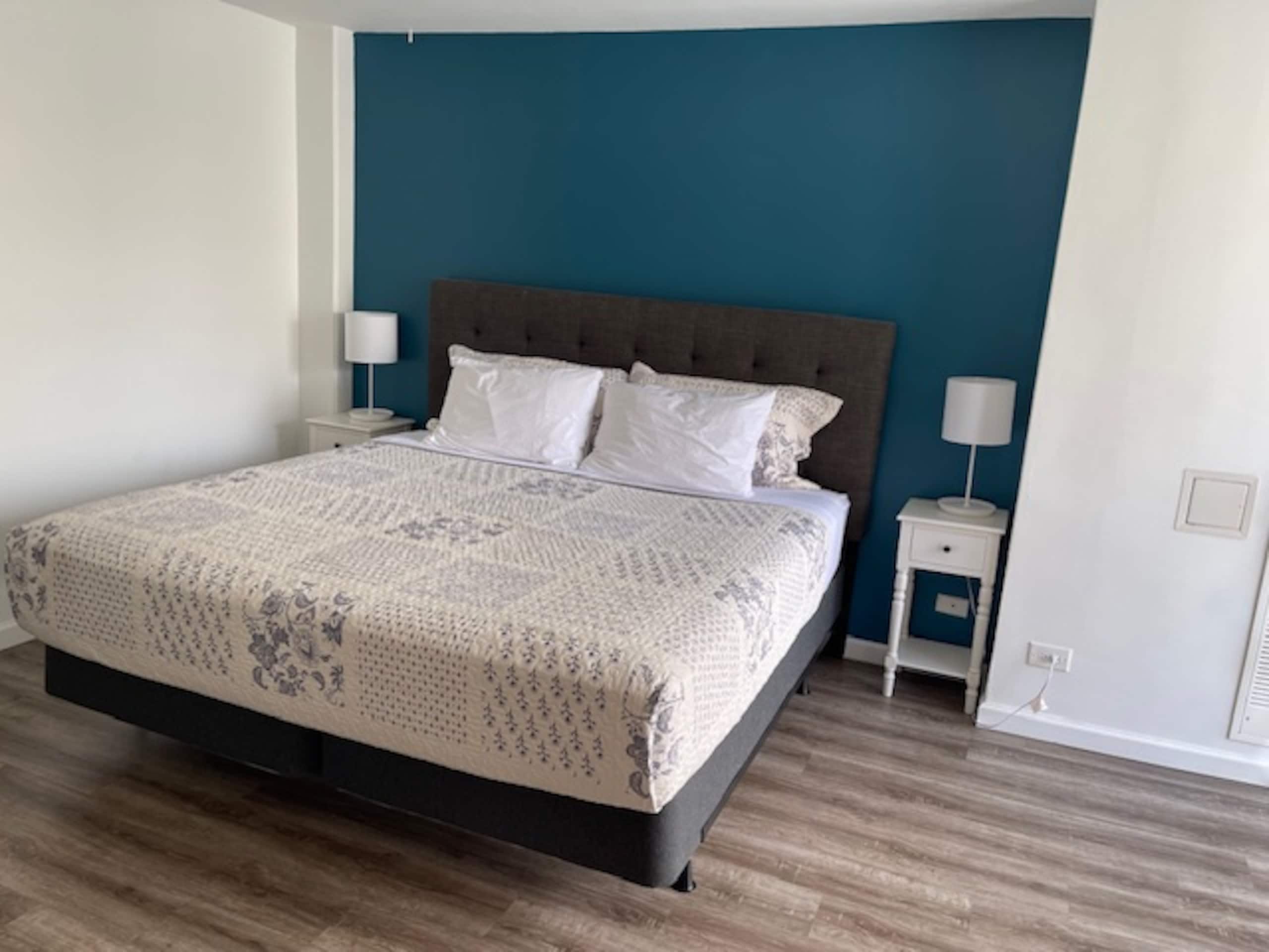 Condo in Honolulu · ★4.75 · Studio · 1 bed · 1 private bath - Image 17
