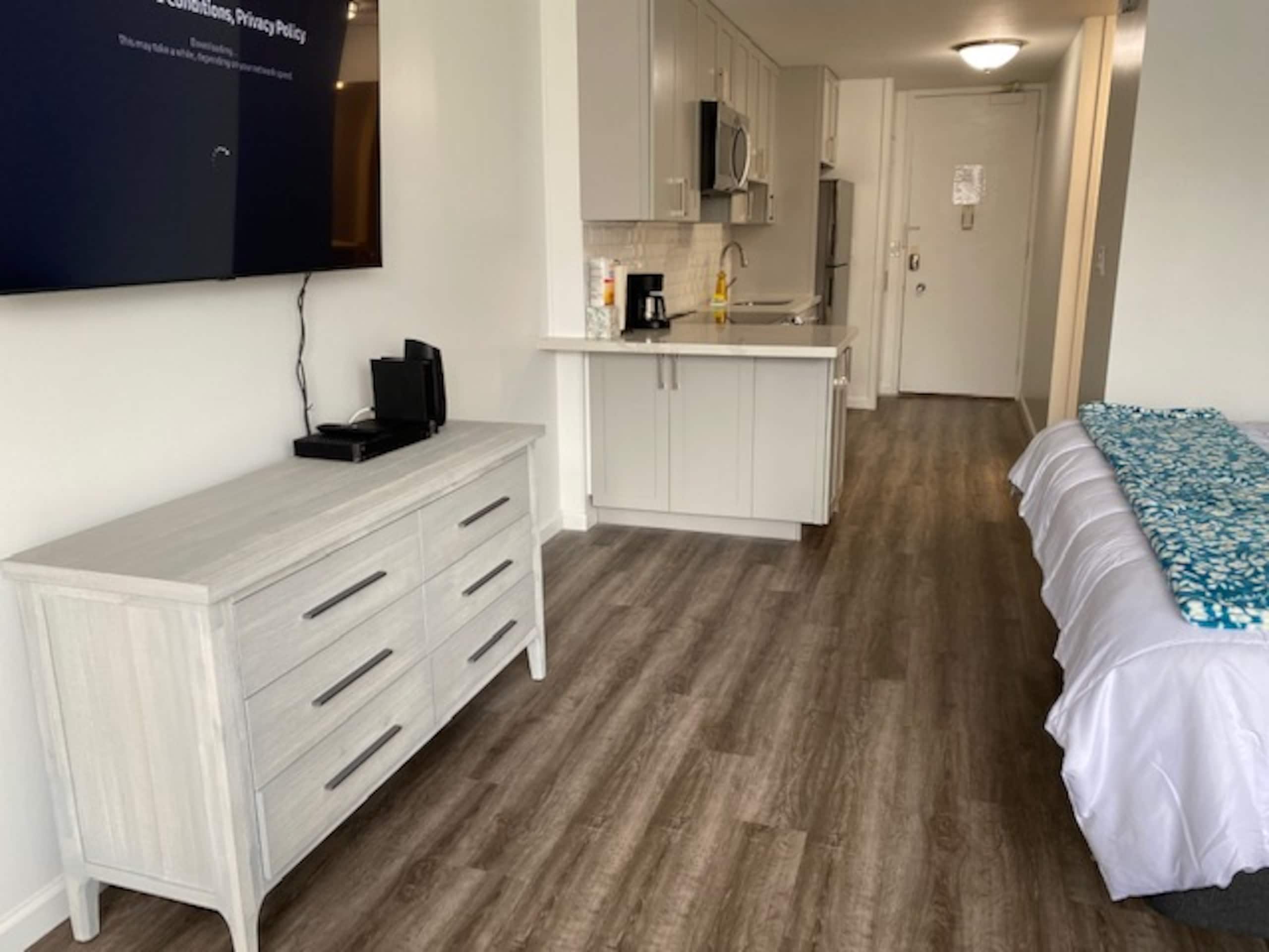 Condo in Honolulu · ★4.75 · Studio · 1 bed · 1 private bath - Image 5
