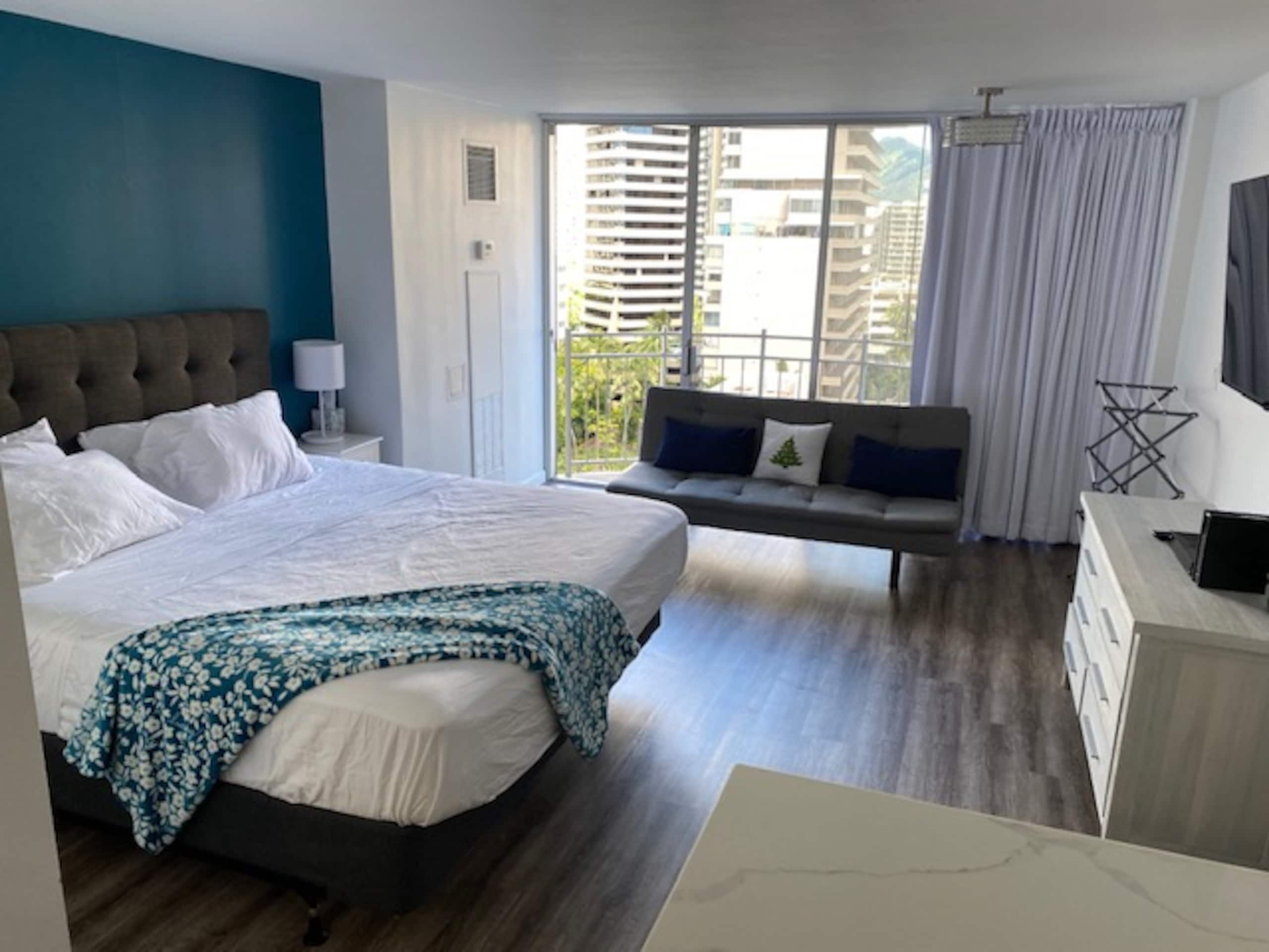 Condo in Honolulu · ★4.75 · Studio · 1 bed · 1 private bath - Image 1