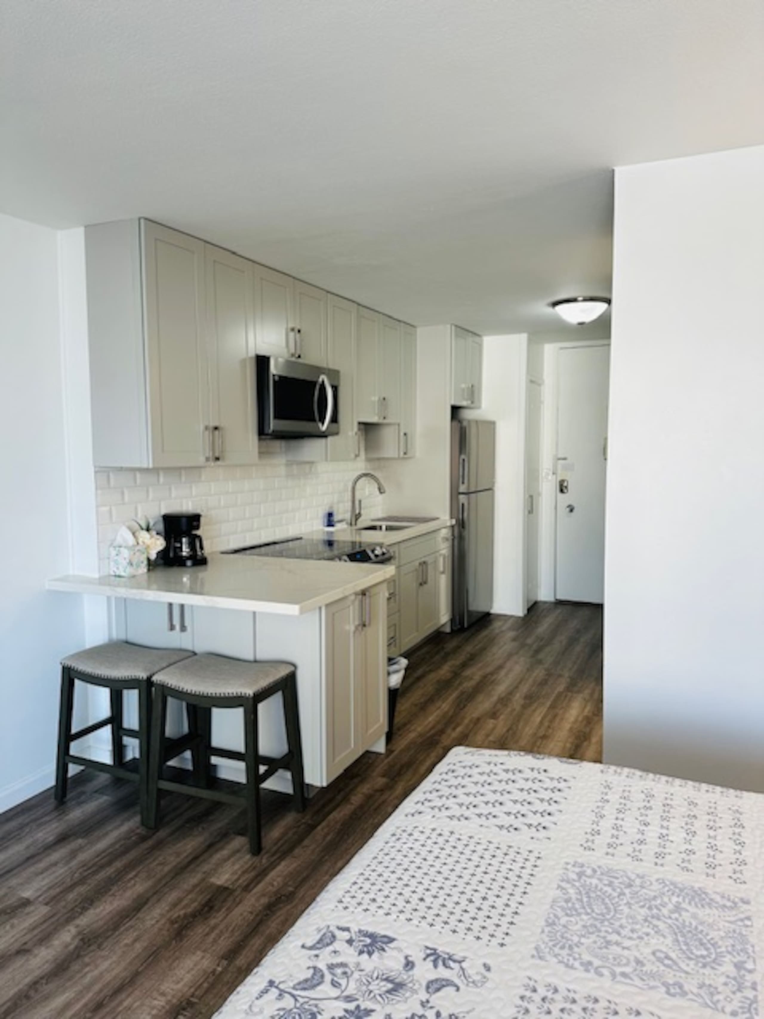 Condo in Honolulu · ★4.75 · Studio · 1 bed · 1 private bath - Image 23
