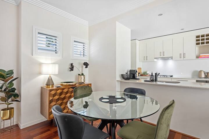 Blissful Bulimba ~ 3Bed/2.5Bath/1Car ~ Townhouse gallery image 2