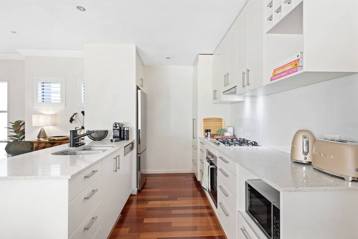 Blissful Bulimba ~ 3Bed/2.5Bath/1Car ~ Townhouse gallery image 3