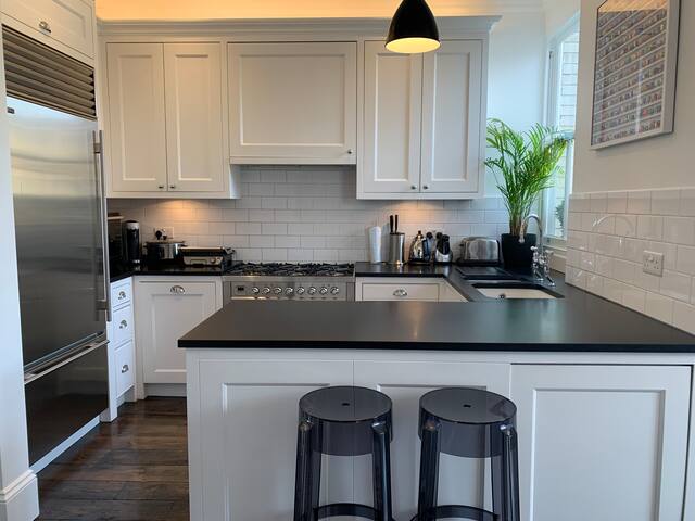 Luxury designer Fitzrovia apartment with roof deck gallery image 3