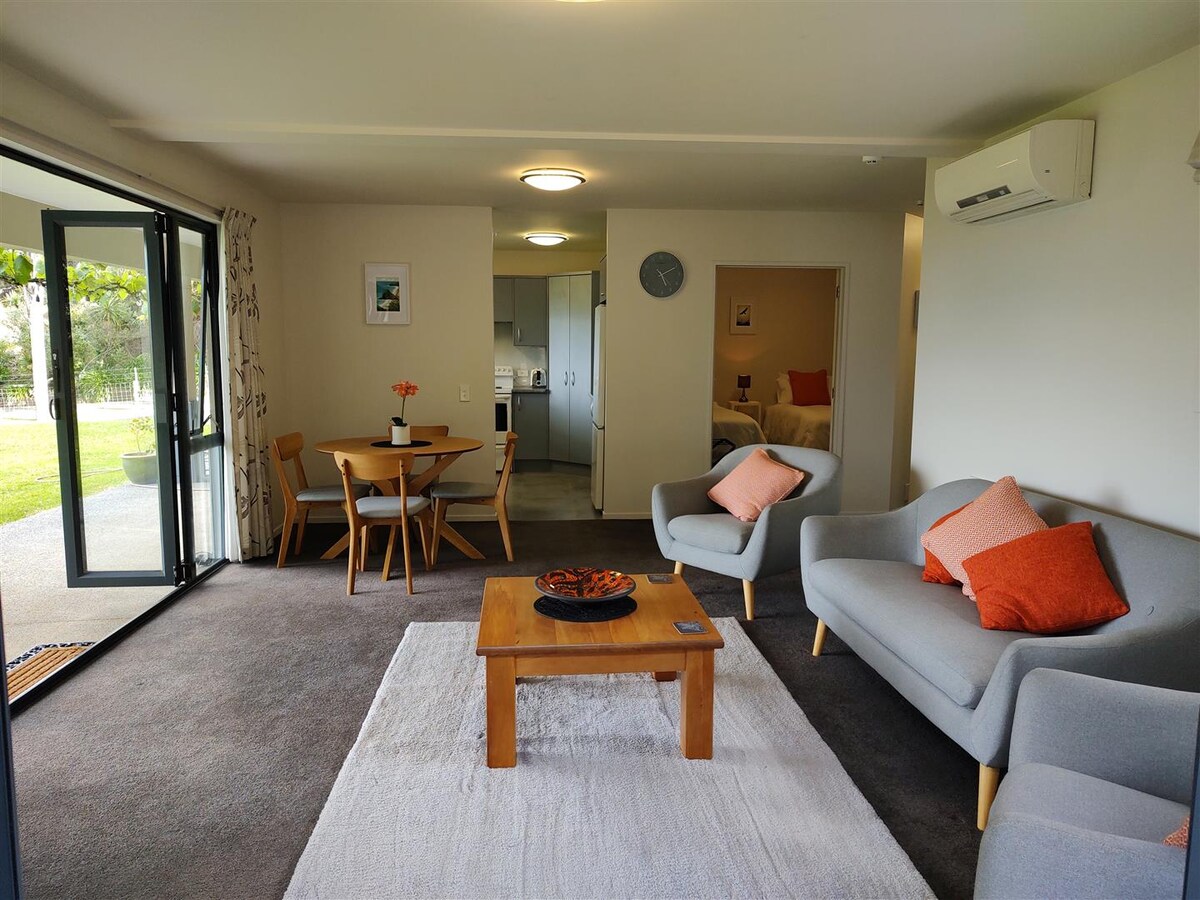 Popular Airbnb listing: Tranquil beachside fully self contained apartment in Waitākere West