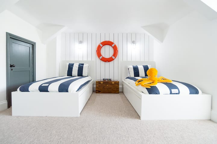 Dormitorio 3 ubicado en el segundo piso. Se accede a través de una escalera estrecha, esta escalera tiene un techo inferior. 
Estas escaleras pueden no ser adecuadas para niños o personas con movilidad reducida, ver imagen de las escaleras en otras fotos. 