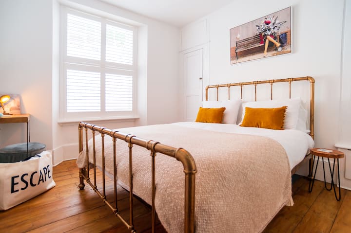 Dormitorio 2 con cama tamaño king.