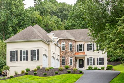Pike Creek Palace 6 Bed 5.5 bath Villa in Wilmingt