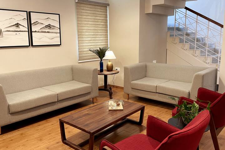 Cosy Living Room with nice seating. It has a big 50 inch Smart TV for you to enjoy some time with family and friends. Its a nice place to sit and relax after some serious travelling at all the tourist places around