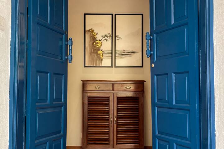 A vibrant door welcomes all the guest into the villa.