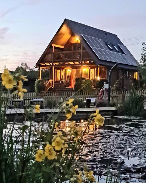 Oasis Lodges, Toad Lodge hot tub & log burner