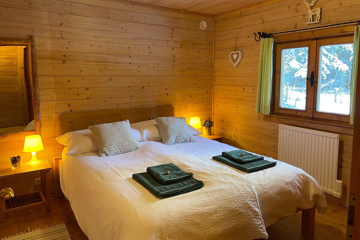 Chumba kikuu cha kulala kilicho na kitanda kikubwa cha watu wawili