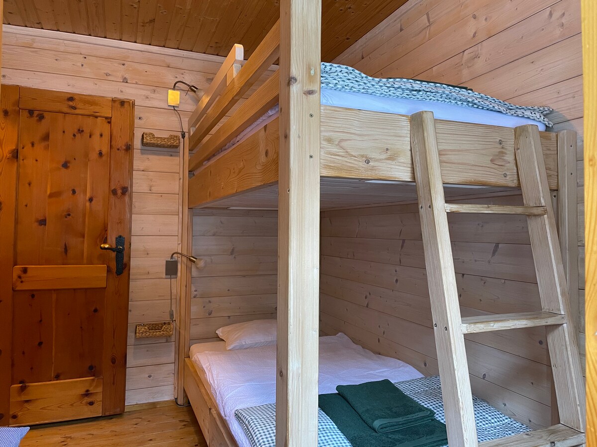 Chumba cha kulala cha pili kilicho na vitanda vya ghorofa - vitanda vya bunk ni vikubwa vya kutosha kwa watu wazima kulala