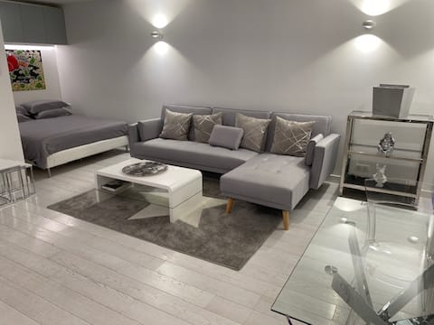 Popular Airbnb listing: “Studio CHIC” – A/C - 300 m to Champs-Elysées in Paris 8e Arrondissement