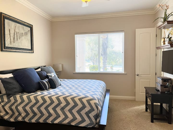 מיטת קינג סייז הפונה לגינה עם טלוויזיה חכמה 43אינץ 'עם יותר מ -400 ערוצים. חדר אמבטיה צמוד של ג'ק - אן - ג'יל עם שירותי פרטיות/מקלחת. 