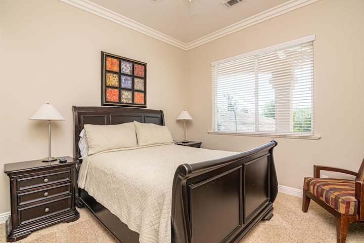 מיטת קווין סייז הפונה לבריכה עם טלוויזיה חכמה 43אינץ 'עם יותר מ -400 ערוצים. חדר רחצה משותף הממוקם ממש ליד החדר במסדרון. 