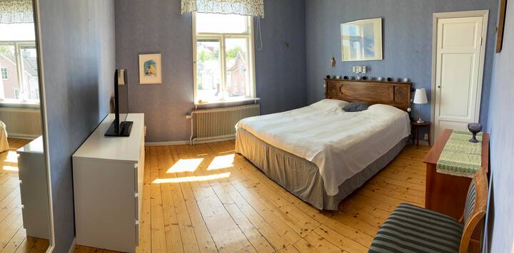 El dormitorio sur con una cama de 180 cm de ancho.