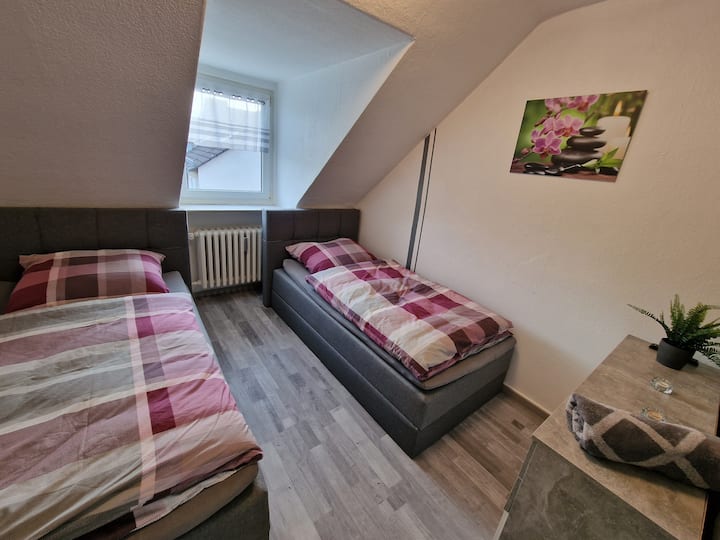 นอกจากนี้ยังมีเตียงสปริงสองเตียงพร้อมท็อปเปอร์ในห้องนอนที่สอง (ขนาด 0.90 x 2.00 ม.)