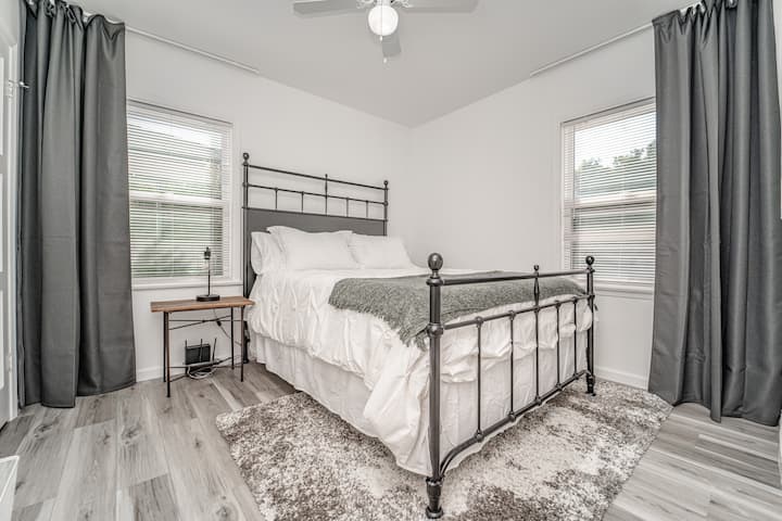 ห้องนอน 2: เตียงควีนไซส์