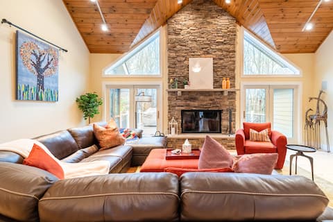 Pocono Retreat with Lake, BBQ, Hot Tub and Games