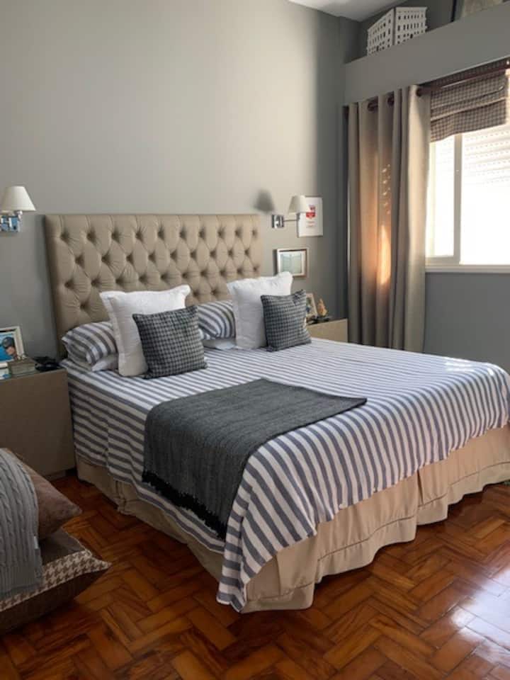Habitación suite con cama doble tamaño king y vistas a la cocina.