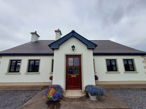 Sound of the Sea: Spacious 4 bed coastal retreat