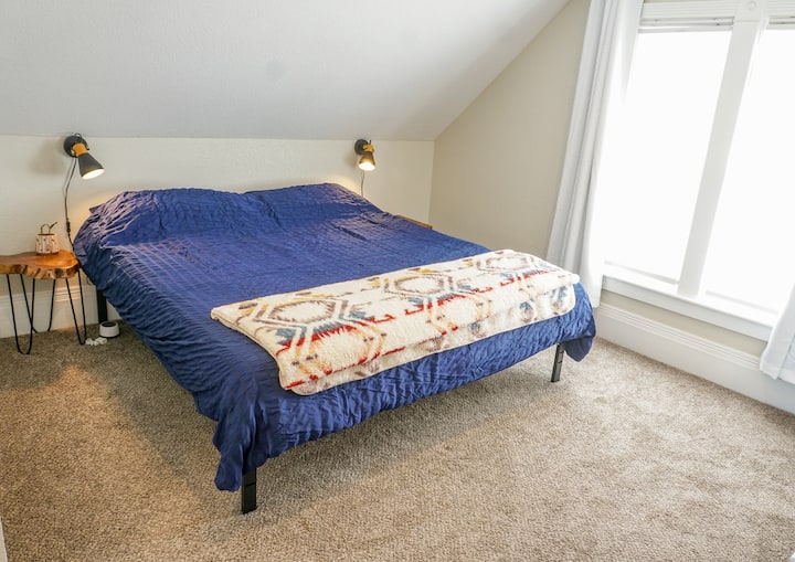 Главна спалня с голямо двойно легло и малка пейка за сядане