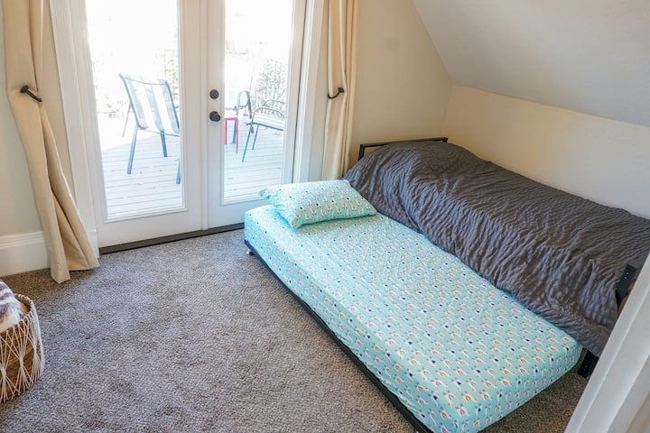 Залогът за сандвич се състои от две единични легла, долната част се дърпа, ако е необходимо.