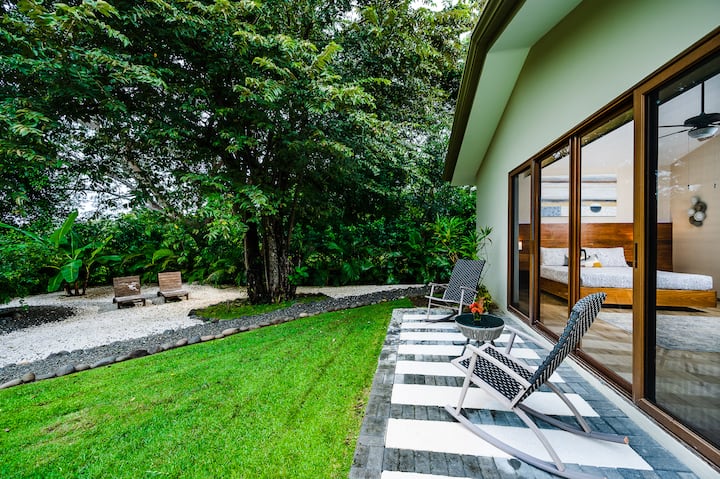 На само неколку чекори од собата, ве чека удобен салон покрај базенот и градината.