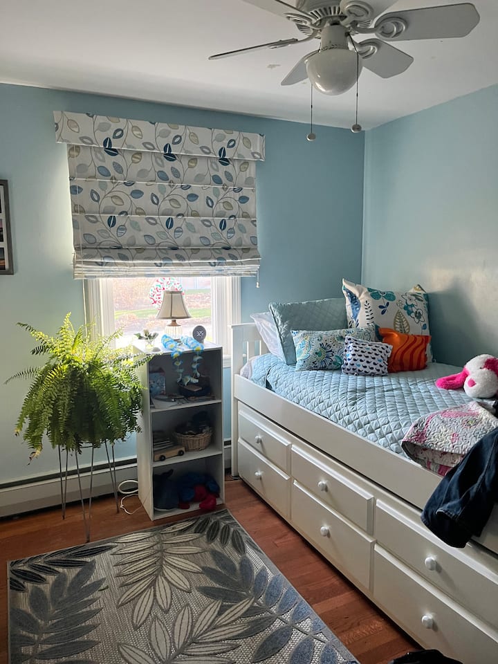 Krevat dite që tërheq deri në 2 binjakë.  Sirtarët anash krevatit dhe dollapi i vogël.
