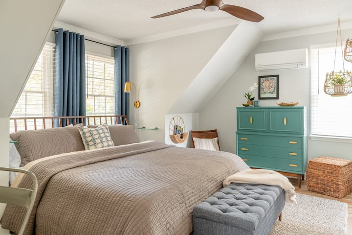 Dhomë gjumi me krevat dopio "king", tavolinë pune, dollap dhe banjë brenda ambientit