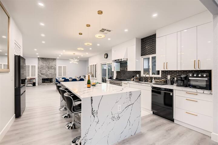 OMG! Wild Oasis! Amazing Pool! Modern Villa! gallery image 4