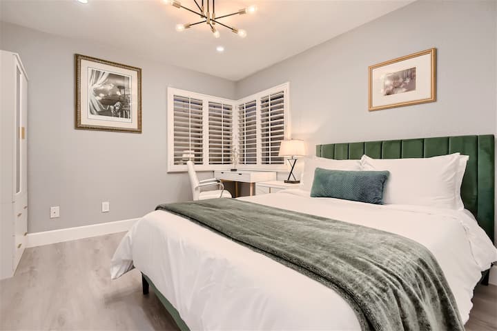 Spavaća soba br. 3 s bračnim krevetom.