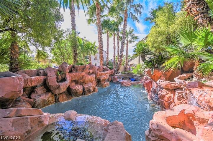 OMG! Wild Oasis! Amazing Pool! Modern Villa! gallery image 2