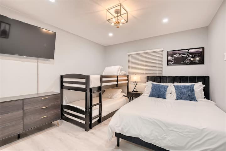 Na 1. katu se nalazi spavaća soba br. 5 s jednostavnim pristupom kupaonici u susjedstvu. 