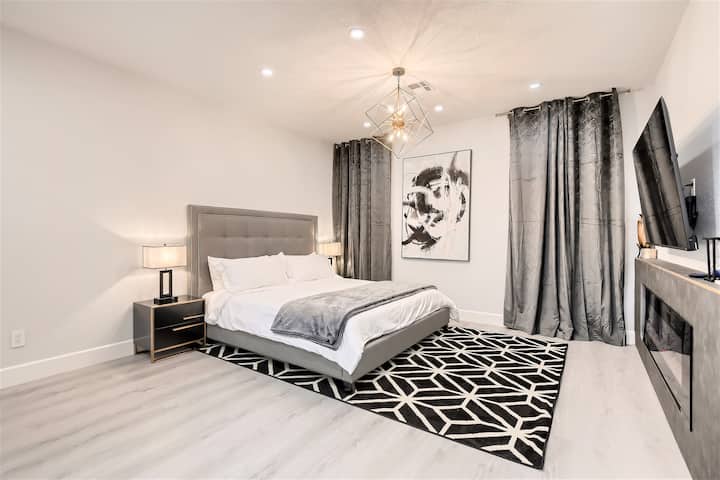 Primarna spavaća soba s privatnim uredom, ormarom, privatnim balkonom i luksuznom primarnom kupaonicom.