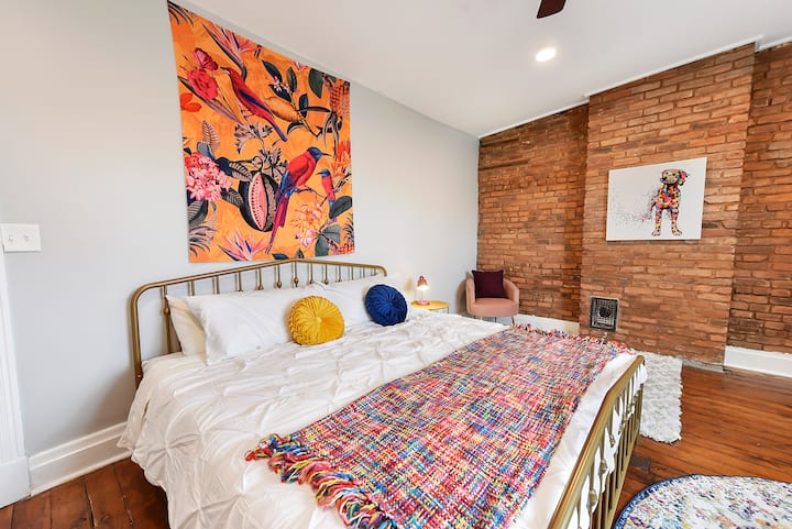 เตียงคิงไซส์ตั้งอยู่ท่ามกลางสัตว์ป่าและสัตว์เลี้ยง (ห้องนอนชั้น 3 ทางทิศใต้)