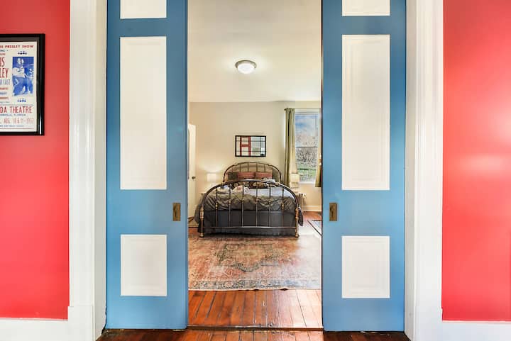 ชั้นแรกห้องนอนทิศใต้เข้าสู่ห้องนอนชั้นหนึ่งทางทิศเหนือนอกจากนี้ยังมีเตาผิงที่สวยงามและเตียงควีนไซส์