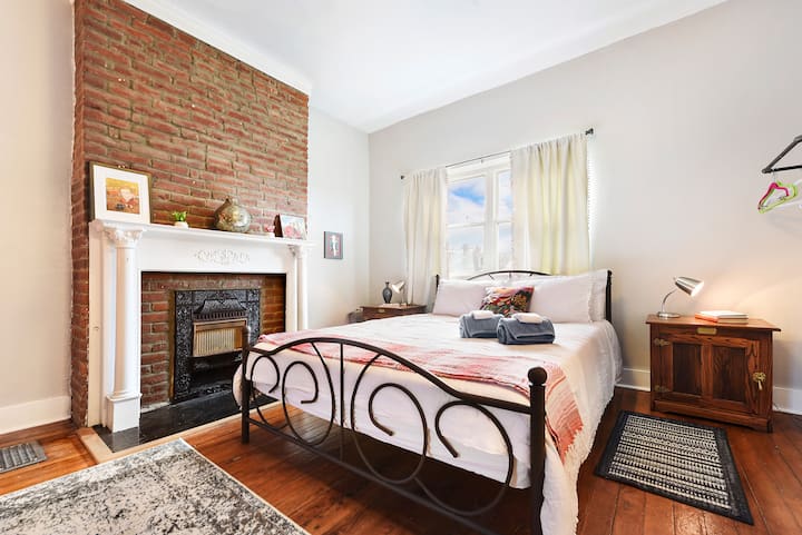 ที่นี่เหมาะสำหรับผู้ที่ชอบตื่นขึ้นมาพร้อมกับแสงแดดยามเช้า หรือปิดม่านทึบถ้าไม่ใช่คุณ (ชั้นแรกห้องนอนทิศใต้)