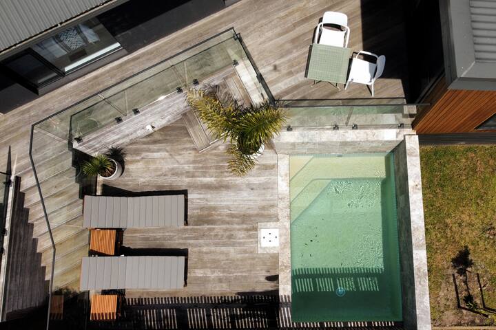 Coastal Retreat Close To Beach, Shops & Tree Tops