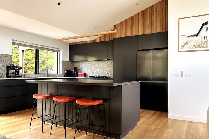 Coastal Retreat Close To Beach, Shops & Tree Tops gallery image 4