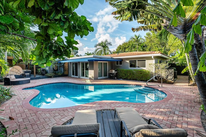 Luxe Oasis + Heated Pool/8 min to Beaches gallery image 3