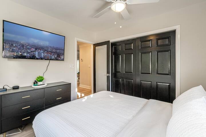 Luxe Oasis + Heated Pool/8 min to Beaches gallery image 4