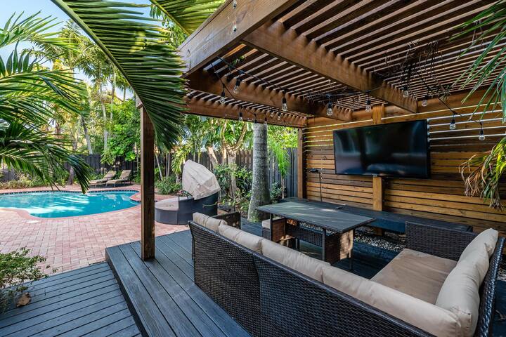 Luxe Oasis + Heated Pool/8 min to Beaches gallery image 2