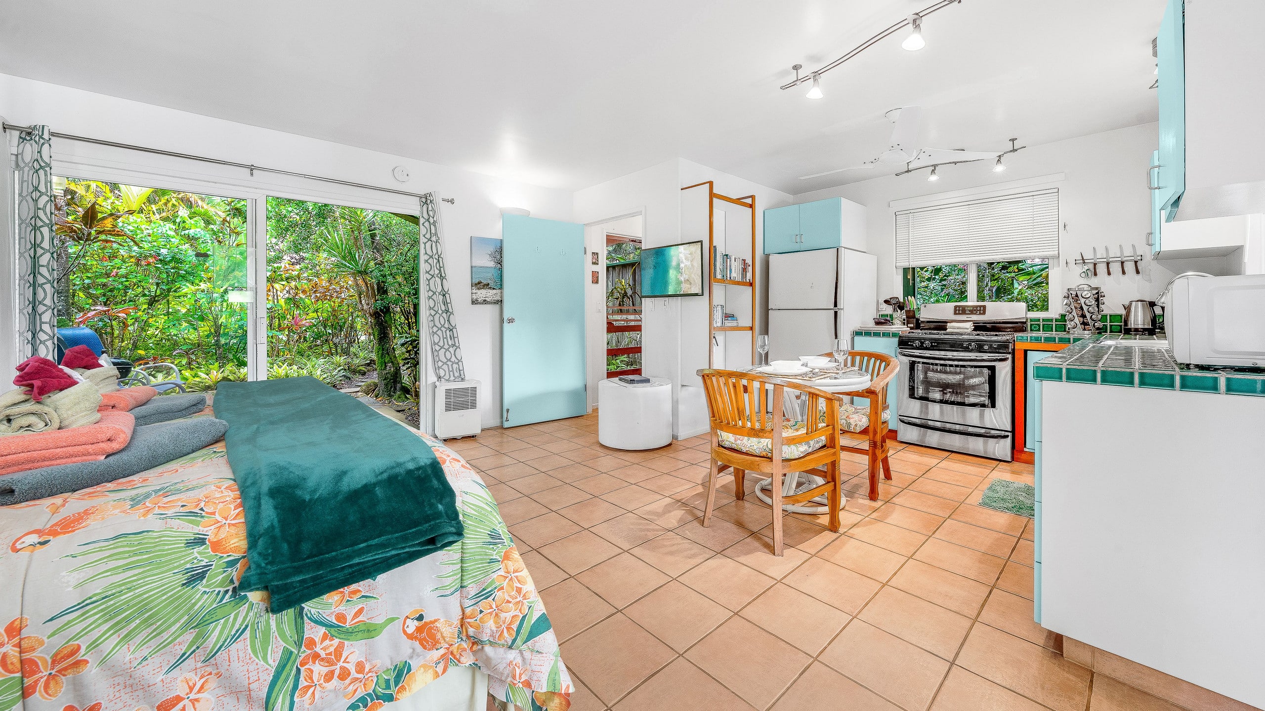 Haleakala Cottage - private hot tub, pool access - Photo 7