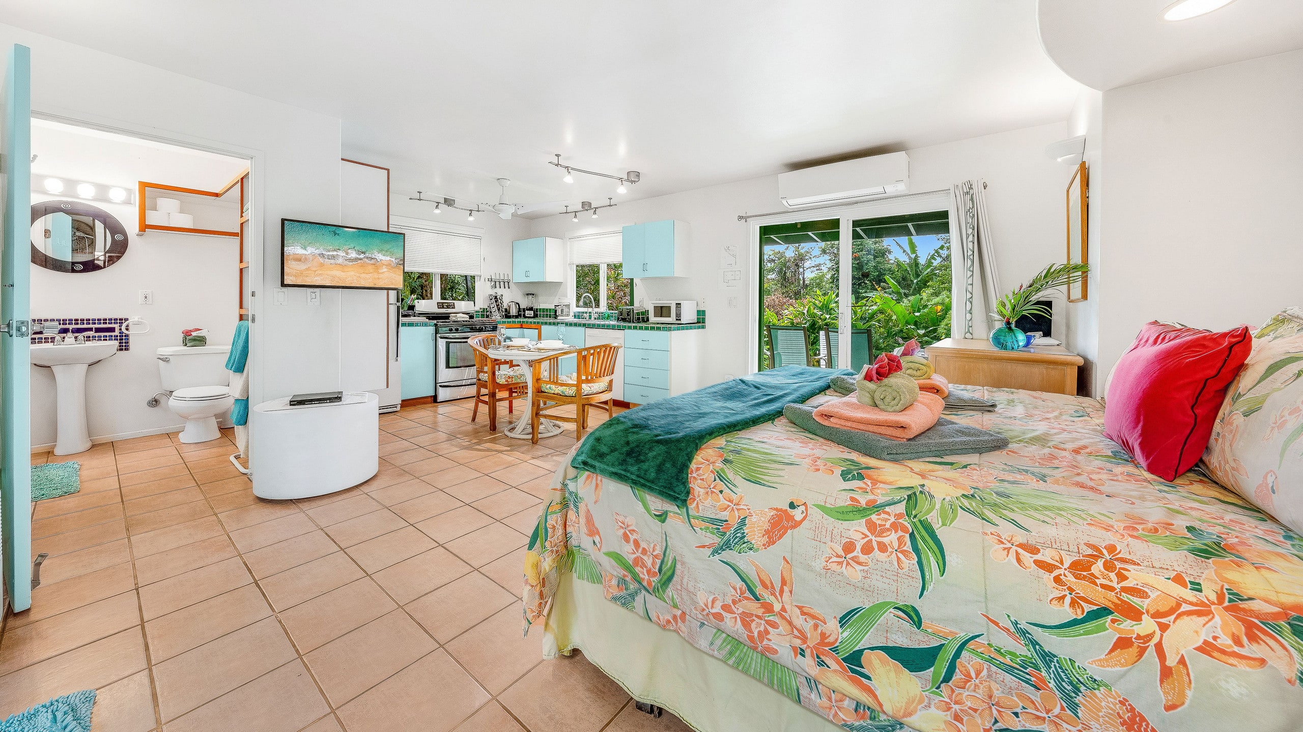 Haleakala Cottage - private hot tub, pool access - Photo 5