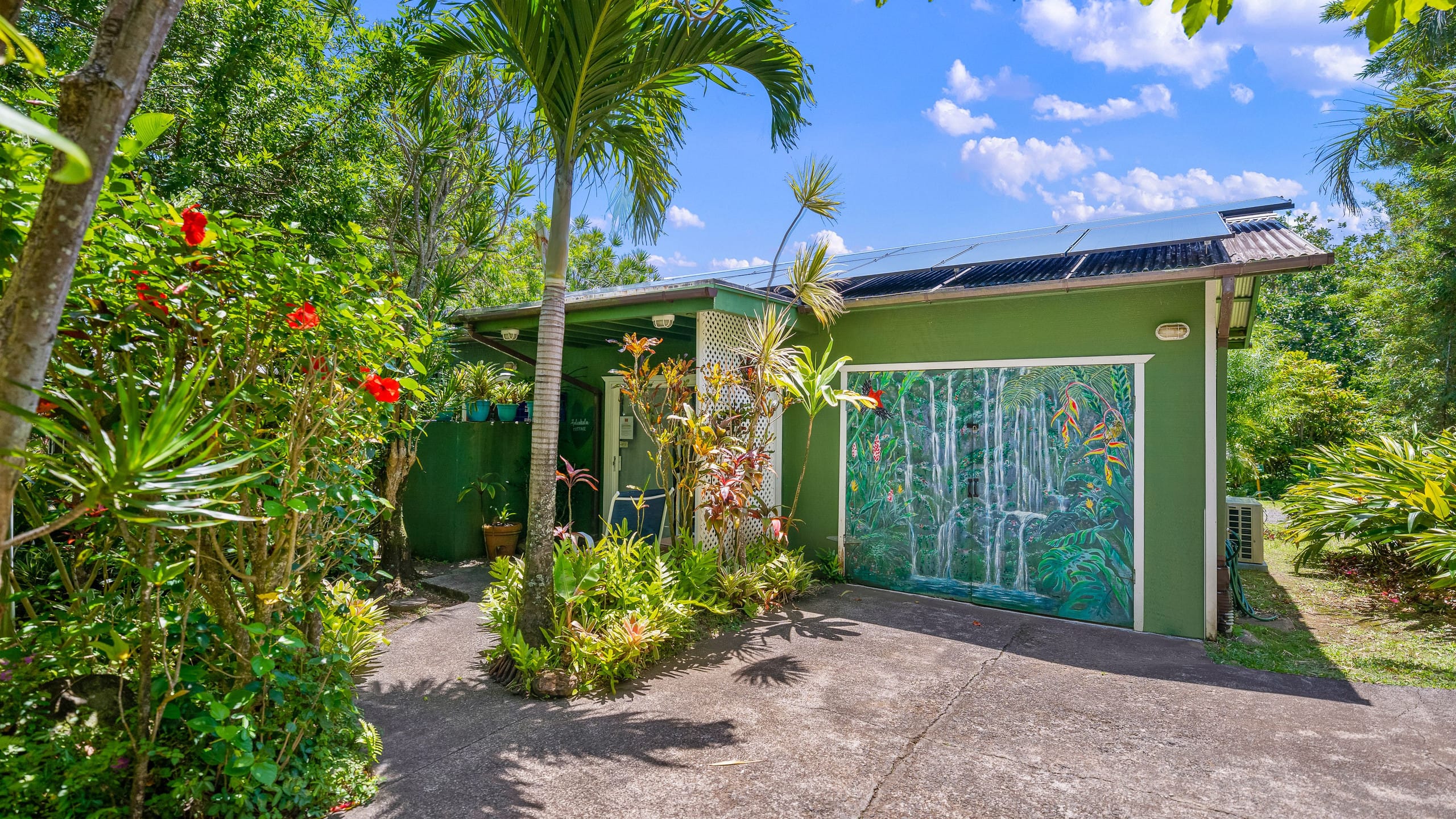 Haleakala Cottage - private hot tub, pool access - Photo 8
