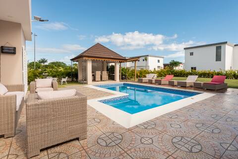 The Green Palms 5 Bedroom villa with pool / garden