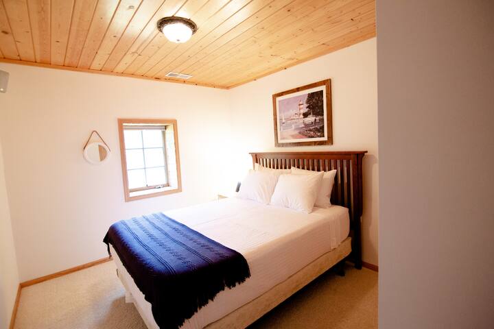 5 bed Lake Home w/ screen porch & patio gallery image 5