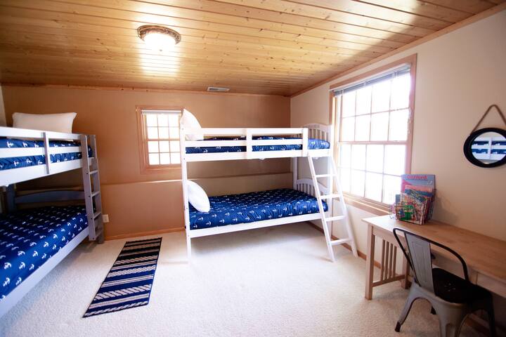 5 bed Lake Home w/ screen porch & patio gallery image 4